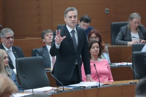 Golob zabrusil Janševemu poslancu: Ta manipulacija mi je vedno fascinantna