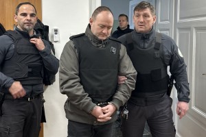 Ana Jud vas gleda: Dobri človek Tomaž je psihopatsko opazoval, kako norica kolje mater njegovih otrok!