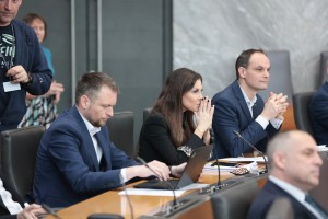 Janševi, Golobovi ... Kdo se bo zaradi Logarjevih moral odpovedati stolčkom