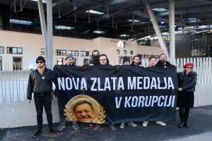 Protest na otvoritvi Jankovićeve Ilirije: Nova zlata medalja v korupciji (FOTO)