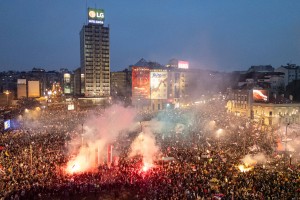 Je Vučić protestnike res strašil z zvočnim topom?