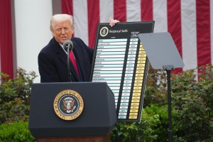 Trump uvedel 20-odstotne carine za uvoz iz EU, 34-odstotne iz Kitajske