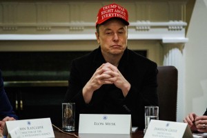 Elon Musk ne gre nikamor in ostaja del Trumpove ekipe