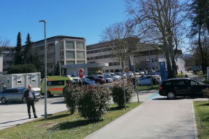Srhljiva strokovna napaka v novomeški bolnišnici: prerezali so mu žolčevod