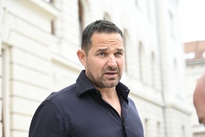 Neverjetno: najprej te obišče policija, nato ti Rok Snežič ponuja svetovanje za 15.000 evrov