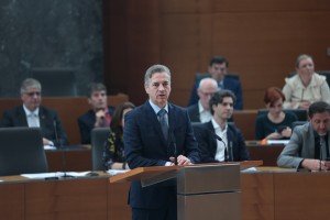 Golob s težkimi besedami: To je pot v pogubo