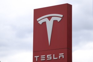 Musk bo namesto ameriške vlade raje reševal Teslo: profit gre strmo dol