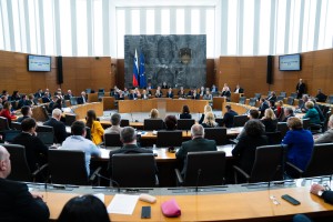 V DZ glasovanje, ki lahko zatrese koalicijo
