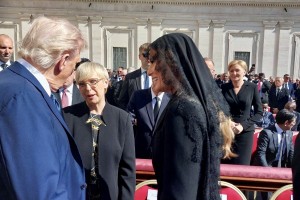 Kako je Melania pozdravila svojo odvetnico Natašo Pirc Musar (VIDEO)