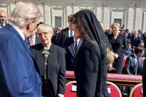 Nataša Pirc Musar se s pomočjo Melanie zna preriniti do Trumpa, sicer pa ji diplomacija ne gre