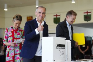 Trumpove grožnje prinesle preobrat v Kanadi: zmaga liberalcem