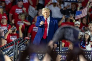 Trump sodnike, ki blokirajo njegove ukaze, označil za komuniste