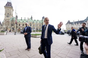 Trump stisnil zobe in čestital zmagovalcu kanadskih volitev