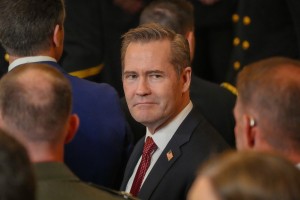 Sloveniji je solil pamet, nato se je grdo blamiral, zdaj zapušča Trumpovo Belo hišo