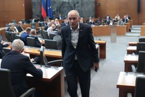 Janševe samouničevalne igre: to so spopadi, ki ga utegnejo stati vrnitve na oblast