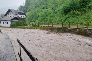 V Cerknem tulil alarm, plazovi zaprli cesti, a že ponoči umiritev