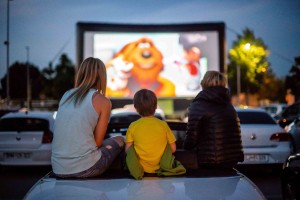 Drive-in kino se že osmo leto vrača na parkirišče Centra Vič