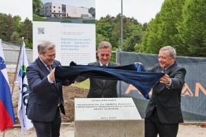 Maribor bo dobil superračunalnik: Golob položil temeljni kamen za Arnesov center (FOTO)