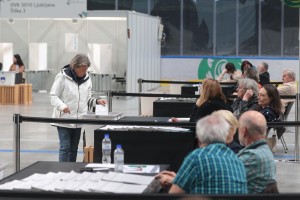 Se napoveduje referendumski poraz Janše? Predčasno glasovalo zelo malo ljudi