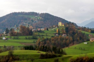 Roparski pohod: lopovi obiskali znanega slovenskega župnika