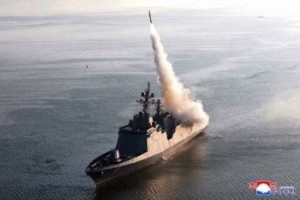 Razkačeni Kim Jong-un po javni blamaži streljal z raketami
