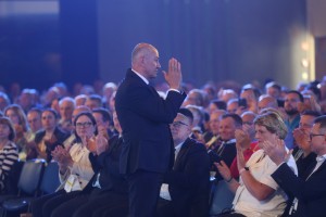 Janez Janša je SDS iz sekte pretvoril v kult, ki po božje časti enega in edinega izvoljenca