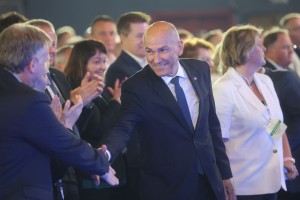 Janša ostaja predsednik SDS, a 58 članov je glasovalo proti njemu