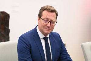 Strici iz ozadja še niso povsem dvignili rok nad Golobom