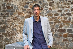 Ne obstaja lepša vizija prihodnosti Slovenije od podobe Janeza Janše, ki v prazni čakalnici potrpežljivo čaka, da ga nekdo pokliče