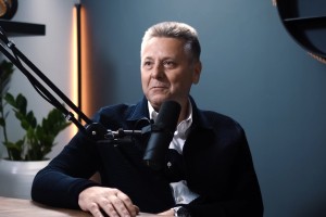 Skalpel, estetska kirurgija in samozavest: dr. Uroš Ahčan v Aidea podkastu