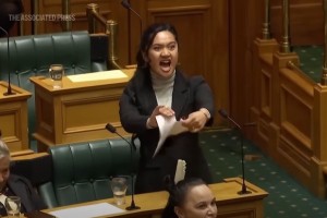 Maorski poslanci naj bi z bojnim plesom ustrahovali kolege (VIDEO)
