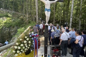 V Kočevskem rogu slovesnost, ki se je ni hotela udeležiti Nataša Pirc Musar