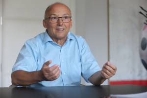 V nebo vpijoče šalabajzerstvo: 2200 zaposlenih na RTV, na MMC pa nobene novice o napadu ZDA na Iran