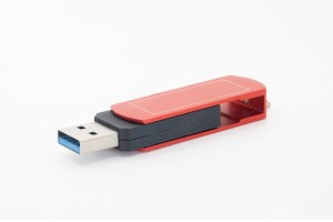 Afera USB: kdo vse je kupil okužene ključke?