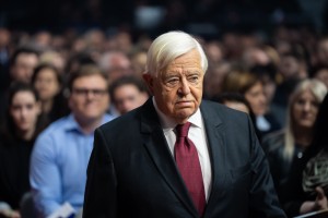 Če človek razlaga otrokom, da obstaja mali zlobni palček, ki sovraži njihovega očeta, je to znak bolezni