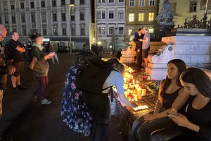 V Gradcu ponoči prižigali sveče za žrtve pokola