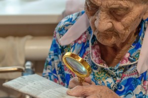 Biseri slovenskega zdravstva: bo 94-letnica prej oslepela in umrla kot pa prišla na vrsto za operacijo?