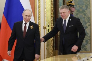 Putinov zaveznik Fico grozi z vetom na sankcije EU zoper Rusijo