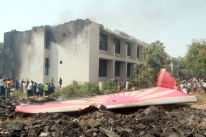 Strmoglavljenje letala v Indiji preživel en potnik