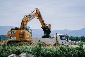 Srhljiva smrt na dolenjski avtocesti: bager zmečkal delavca