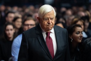 Upokojenec Milan Kučan nima miru: skrbi mu delata petelina na gnoju