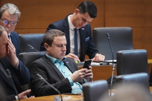 Prijatelji Orbana in Putina: peklenska naveza Janševe SDS in rusofilov