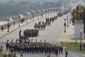 V Washingtonu ob Trumpovem rojstnem dnevu parada, po Ameriki protesti