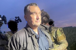 Morilca demokratske poslanke ujeli v gozdu