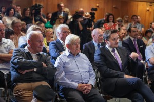 Tina Gaber, Milan Kučan, Tone Krkovič in druščina poslušali Goloba pri Škrabcu (FOTO in VIDEO)