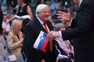 Politiki, streznite se! Ne hodite Milana Kučana spraševat, ali vas podpira!