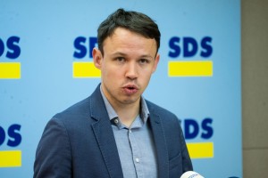 Andrej Hoivik grozi s tožbo zaradi primerjav s teroristom Breivikom