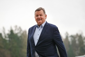 Petrolov šef in minister Jevšek na obisk k županom, ki jim zapirajo črpalke
