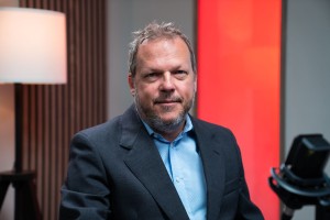 Kaj če bi rovtarski oče zlorabljene hčerke sodniku sam demonstriral svoje »hormonsko neravnovesje«?