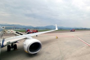 Grozljivka v Bergamu: moškega posrkalo v motor letala